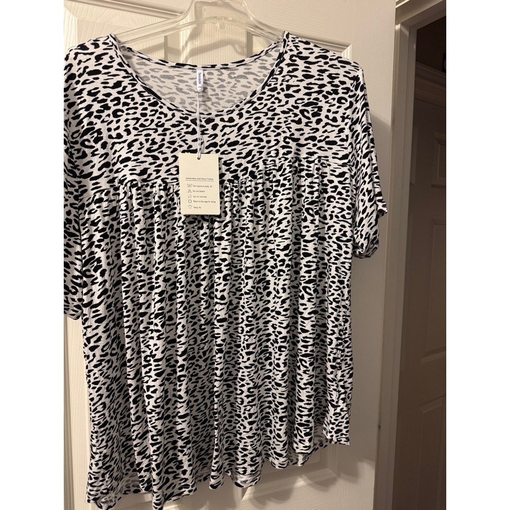 Plus size animal print blouse size 4X, black white NWT‎